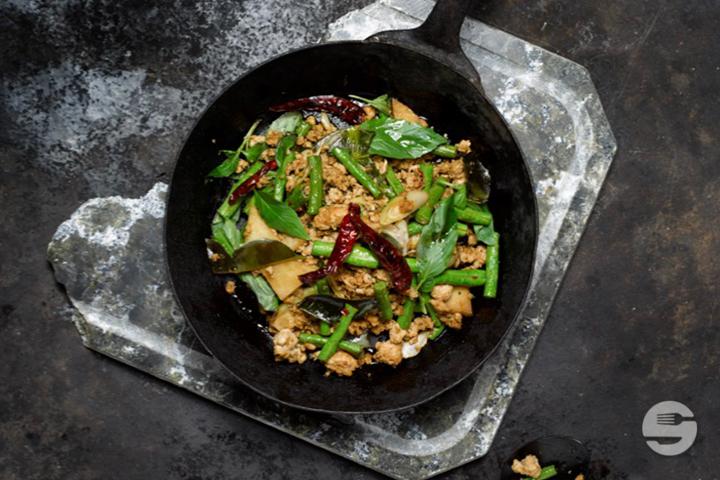 67. Chicken with Holy Basil (pikant) - Asiaway