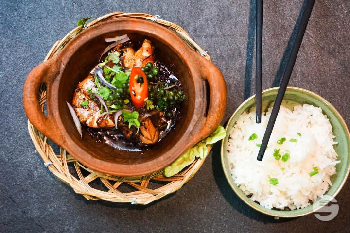 75. Prawns with Hot Pepperin Claypot - Asiaway