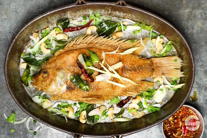 76. Crispy Fried Whole Red Tilapia mit Beilage nach Wahl - Asiaway