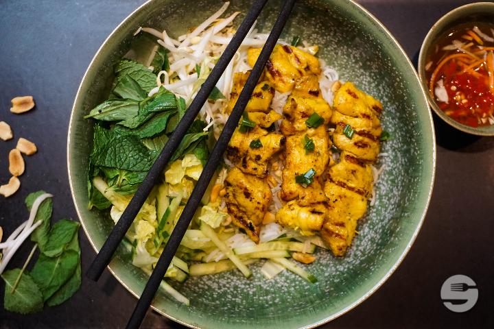 83. Grilled Chicken Skewer mit Beilage nach Wahl - Asiaway