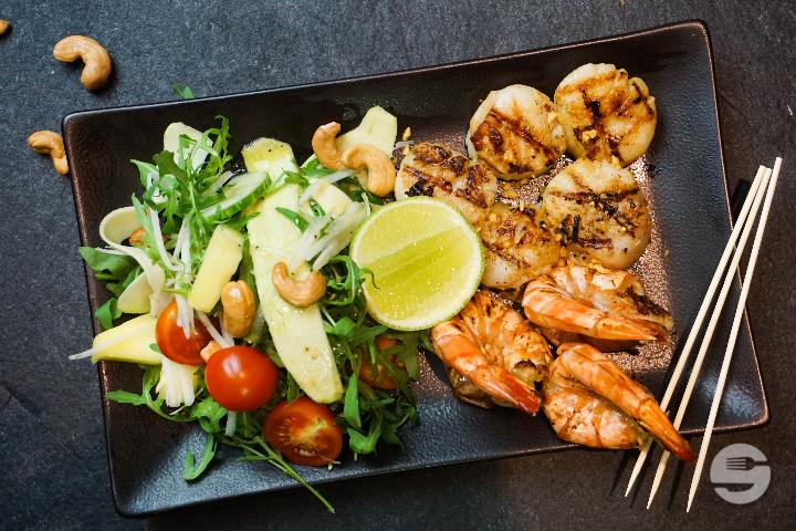 86. Grilled Scallops with Prawns and Salad - Asiaway