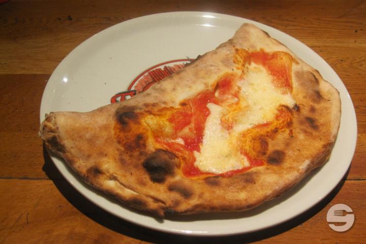Pizza Calzoni Rosso - Restaurant La Forêt