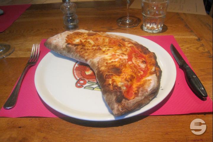 Pizza Calzoni Luna rossa - Restaurant La Forêt