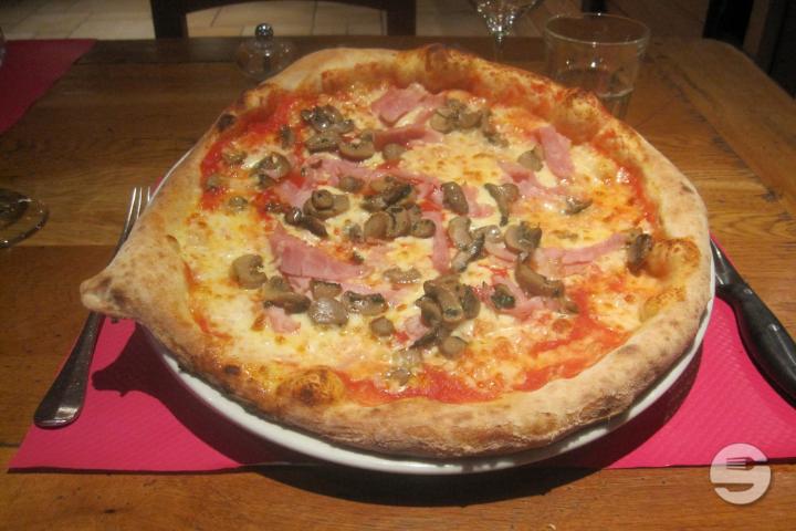 Pizza Prosciutto e Funghi - Restaurant La Forêt