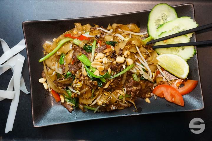 Beef Fried Flat Rice Noodles - Asiaway
