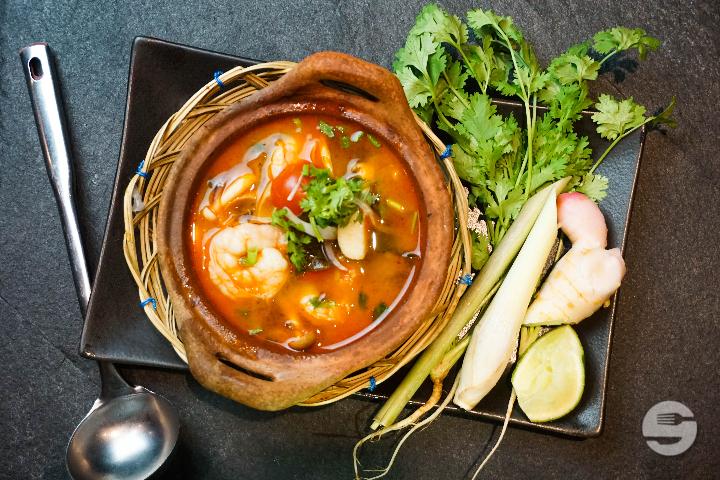 Prawns with Hot Pepperin Claypot - Asiaway