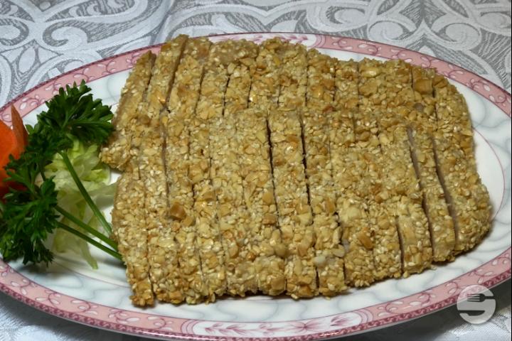 S03 Crispy Chicken Fillet with Peanut Sauce and Sesame - Le Fleuve d'Or