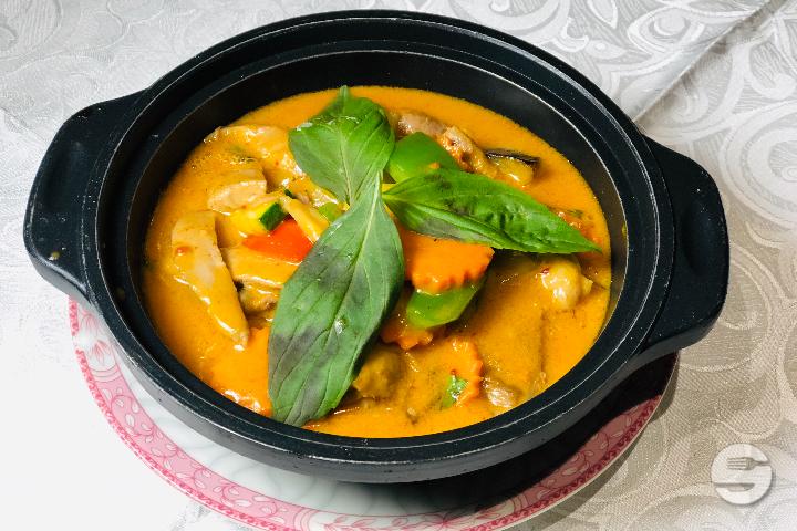 D07 Duck Red Curry with Coconut Milk - Le Fleuve d'Or