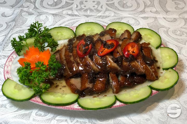 D08 Duck with Chinese Plum Sauce - Le Fleuve d'Or