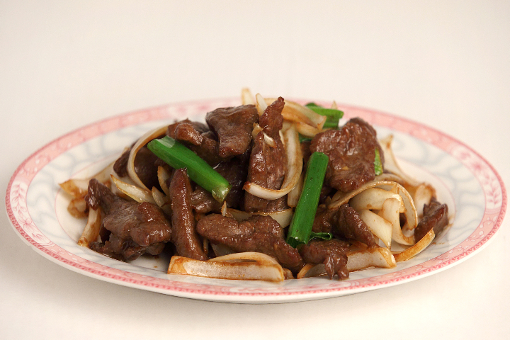 B07 Sautéed Beef with Onions - Le Fleuve d'Or