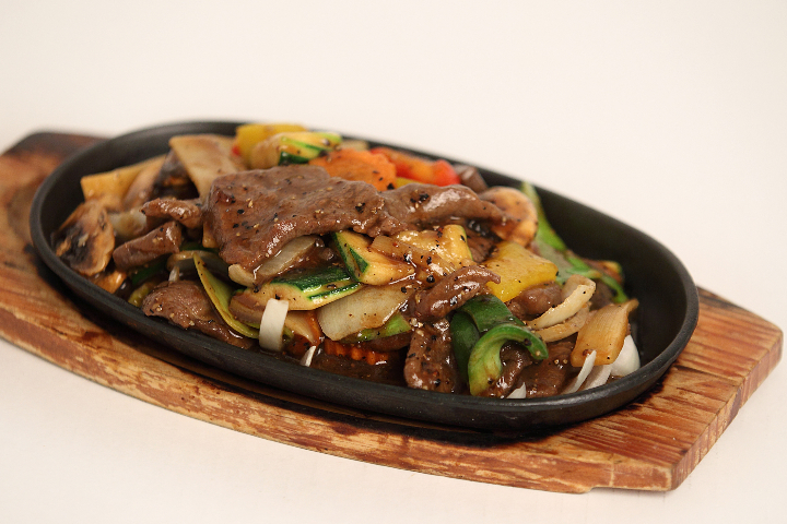 B09 Sautéed Beef with Black Pepper on Slate - Le Fleuve d'Or