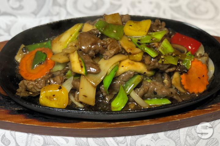 B09 Sautéed Beef with Black Pepper on Slate - Le Fleuve d'Or