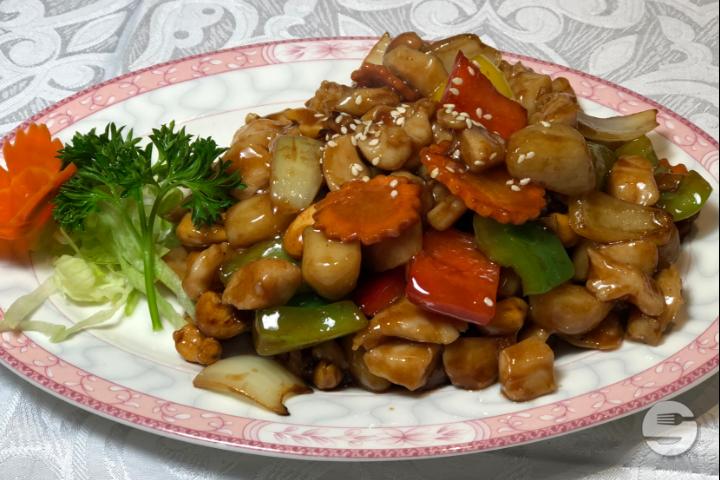 P03 Chicken with Cashew Nuts - Le Fleuve d'Or