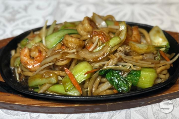 R03 Sautéed "Udon" Noodle Soup on Slate - Le Fleuve d'Or
