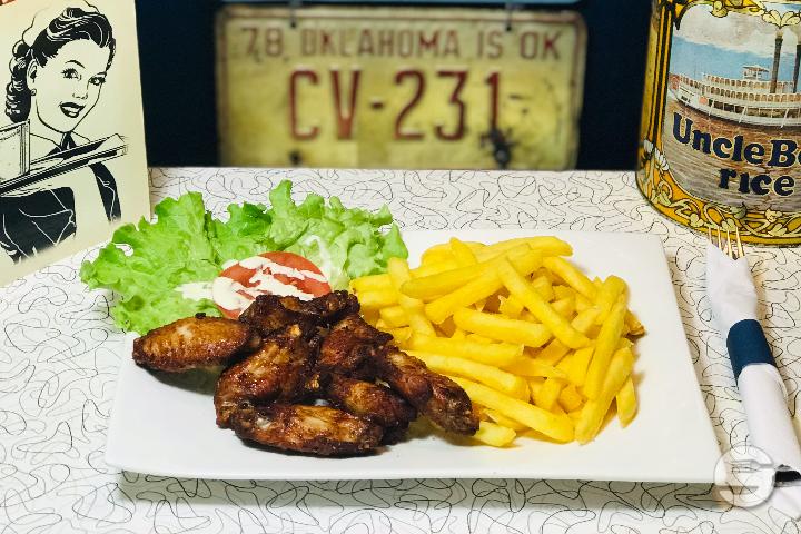 Mexican Chicken Wings & Frites - Happy Days Diner