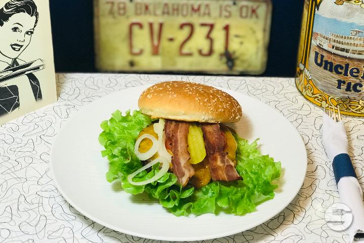 Bacon Cheeseburger - Happy Days Diner