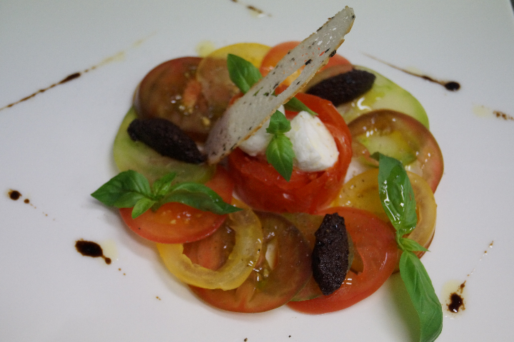Selection de tomates colorés, mozzarella bufala, pesto basilic - SEPPIA Bistro