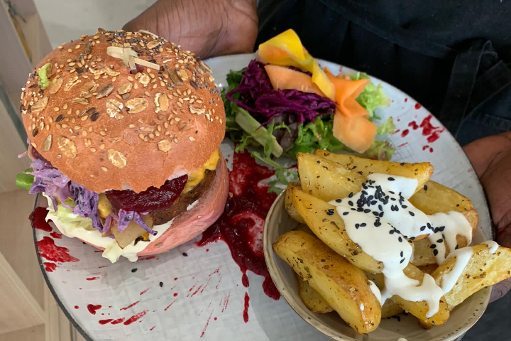 Alive Burger & Potatoe Wedges - Alive