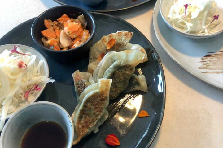 Gyoza, kimchi et salade - Alive