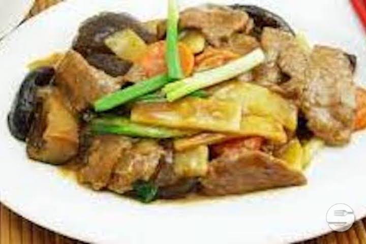 805. Sautéed Beef with Bamboo Shoots and Flavoured Mushrooms - Pekin Palace