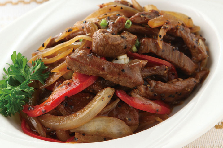 811. Grilled beef with black pepper on hot iron plate - Pekin Palace