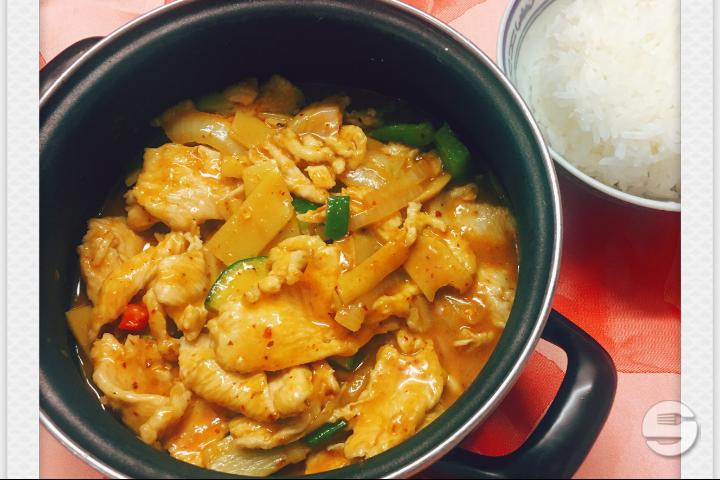 Chicken with Red Curry and Coconut Milk - Tennis Club Confignon
