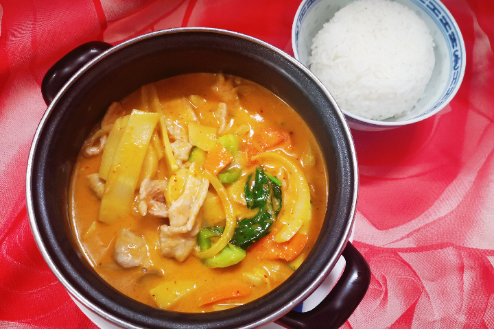 Pork with Red Curry and Coconut Milk - Tennis Club Confignon