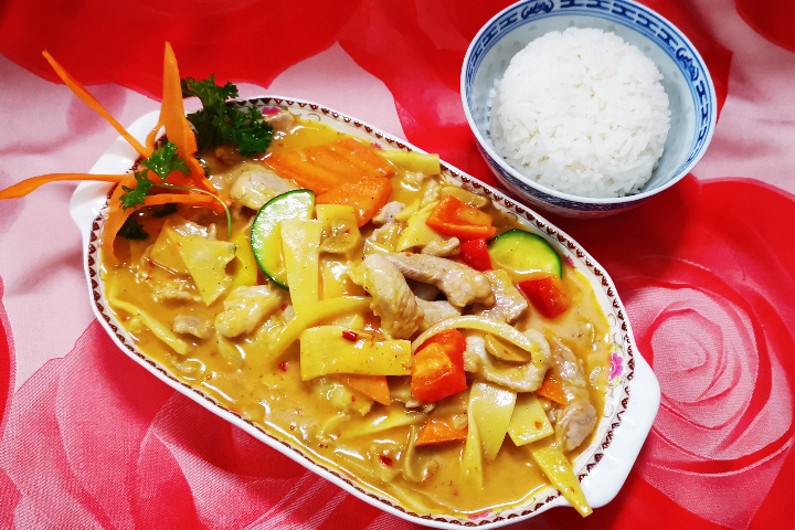 Pork with Yellow Curry and Coconut Milk - Tennis Club Confignon