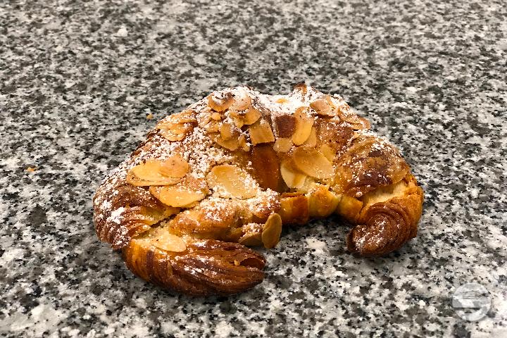 Praline croissant with almonds - L'Epi Doré
