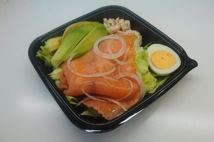 Salmon salad with avocado and shrimps - L'Epi Doré
