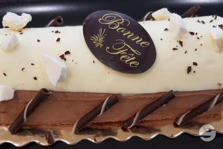 Chocolate Christmas Log - Food Leman Boulangerie