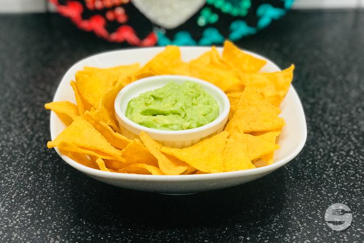Nachos & Guacamole - Deli Mex
