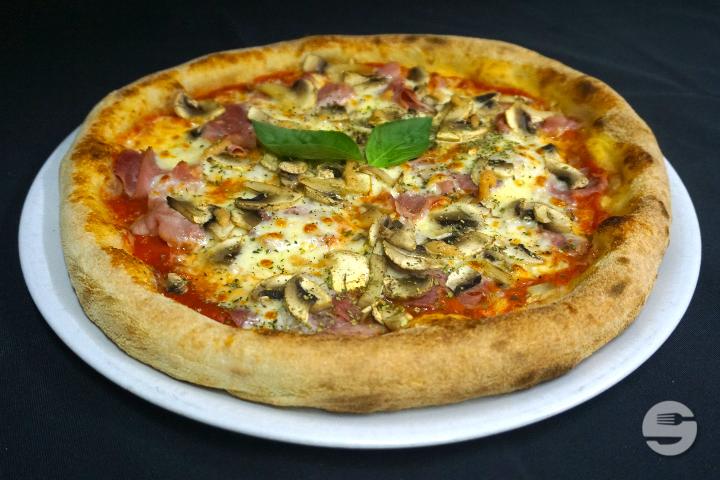 Pizza Prosciutto e Funghi - La Fonte