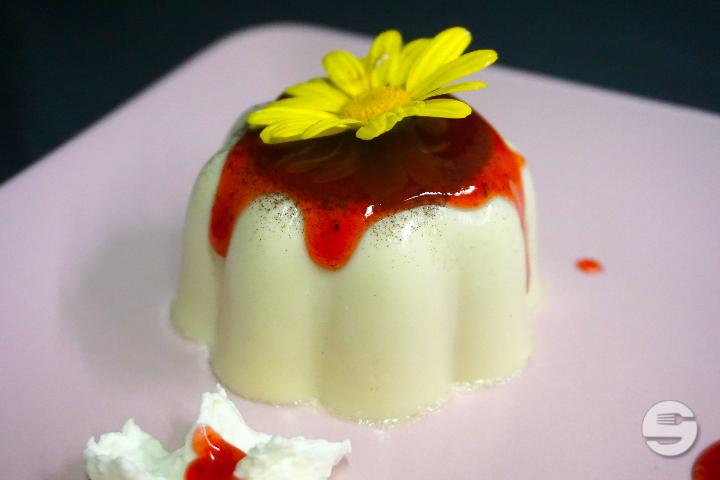 Hausgemachte Panna cotta mit Waldbeeren - La Fonte