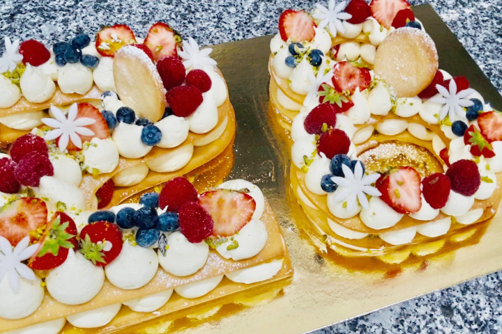 Gâteau forme de chiffre minimum 15 pers (décor fruits et macarons) - L'Epi Doré - Gâteaux