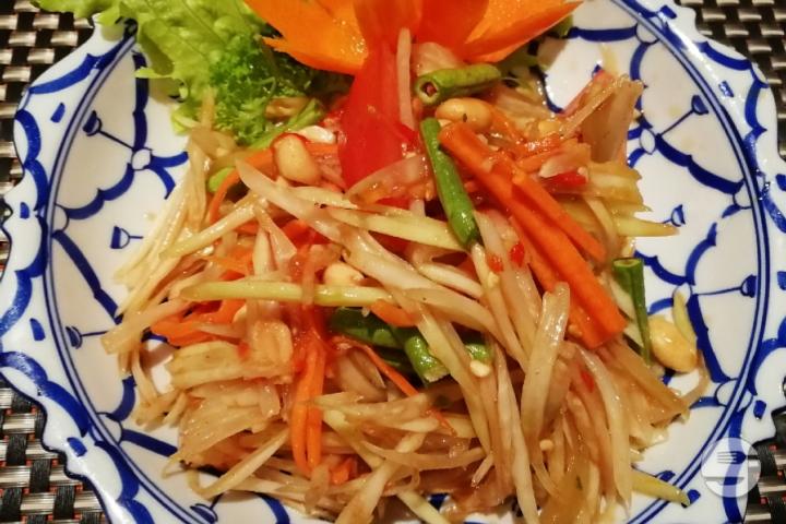 Green Papaya Salad - Maison Thaï