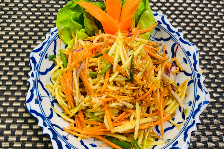 Green Mango Salad - Maison Thaï