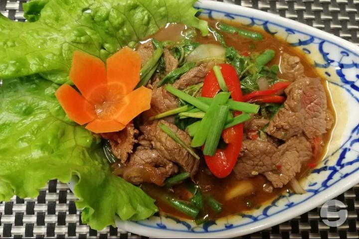 Bœuf Sauté au Basilic Kaprao - Maison Thaï