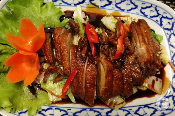 Crispy Duck with Vegetables - Maison Thaï