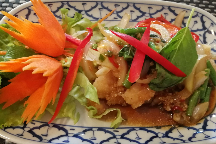 Poisson Barramundi Sauté au Basilic Kaprao - Maison Thaï