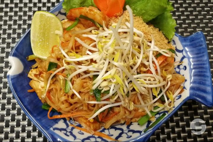 Sautéed Noodles with Shrimps - Maison Thaï