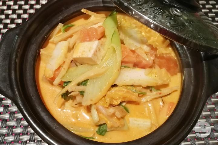 Légumes et Tofu au Curry Rouge - Maison Thaï