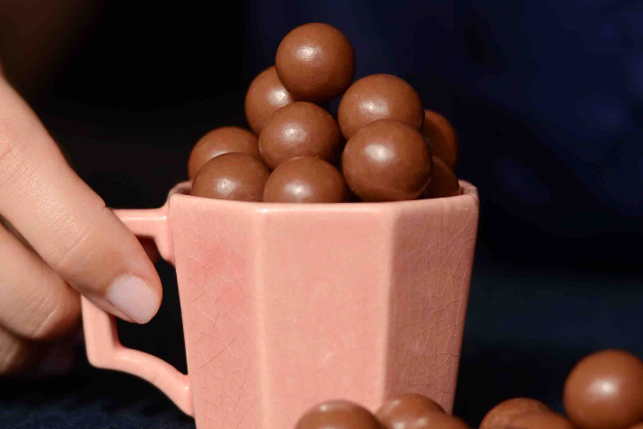 Hazelnuts with Milk chocolate - Stettler Castrischer Blanc