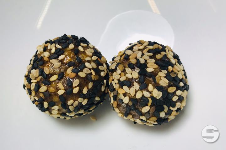 Energy balls of the moment: fig-chai - VALYA