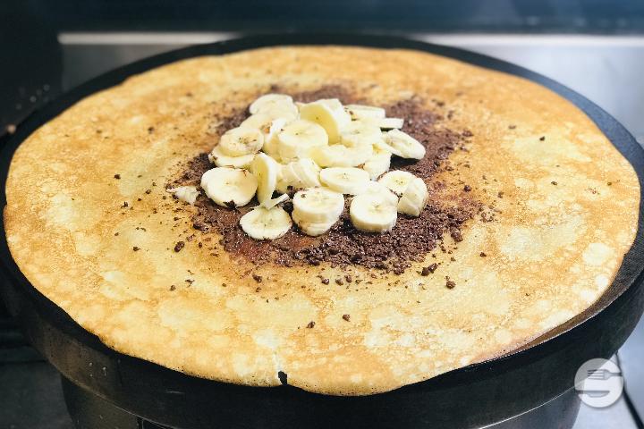 Crêpe Chocolat (ou Pâte à Tartiner fait maison +1.-), banane, noix de coco - Zeste Juice Bars