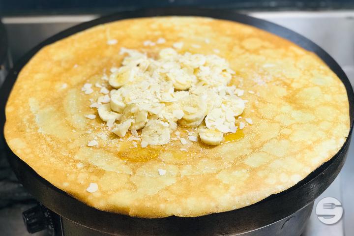 Crêpe Miel, Banane, Amandes - Zeste Juice Bars