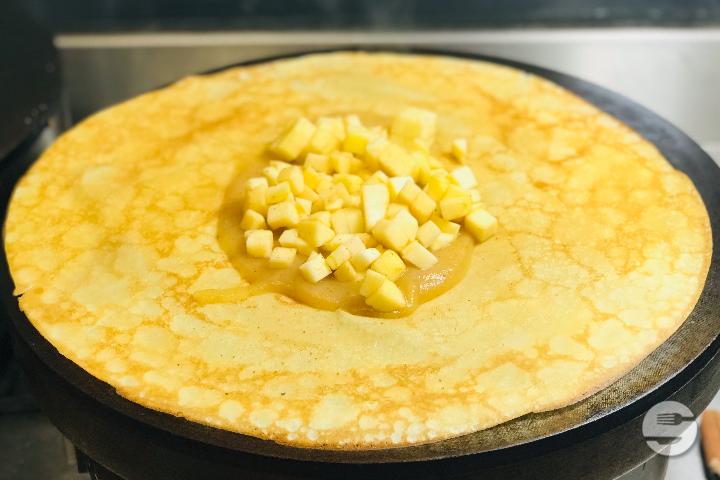 Crêpe Compote de Pommes, Pommes Fraîches, Cannelle - Zeste Juice Bars