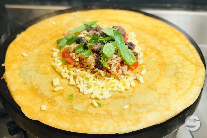 Crêpe Mozzarella, Thon, Tomates fraîches, Olives noires, Herbes de Provence - Zeste Juice Bars