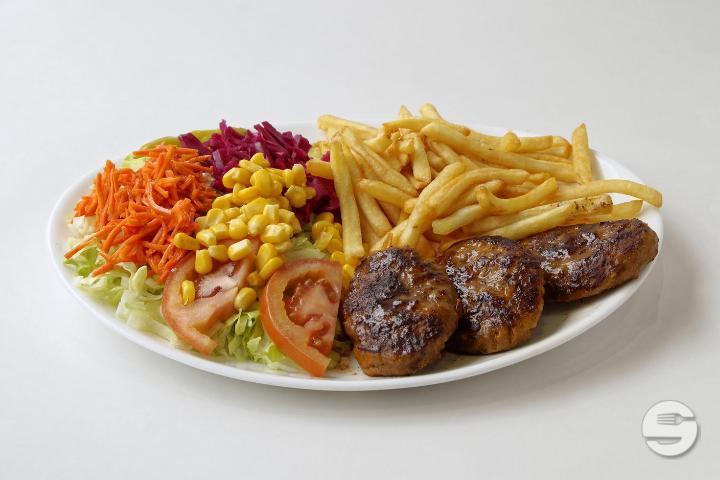 Plate Köfte, fries & salad - Royal Food
