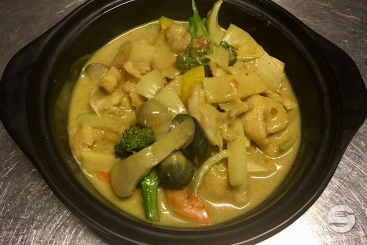 34. Poulet Sauce Curry - Aux 3 Bonheurs